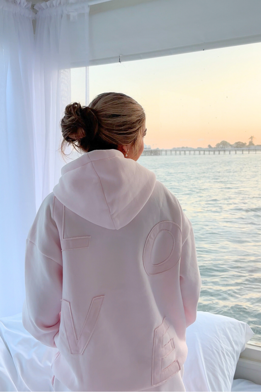 « All Love / Love All » Sweat à Capuche (rose coquillage)