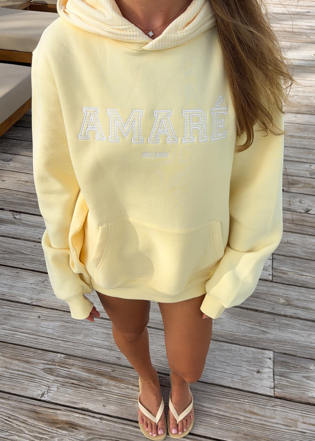 LUCKY GIRL. SWEAT À CAPUCHE (JAUNE BANANE)