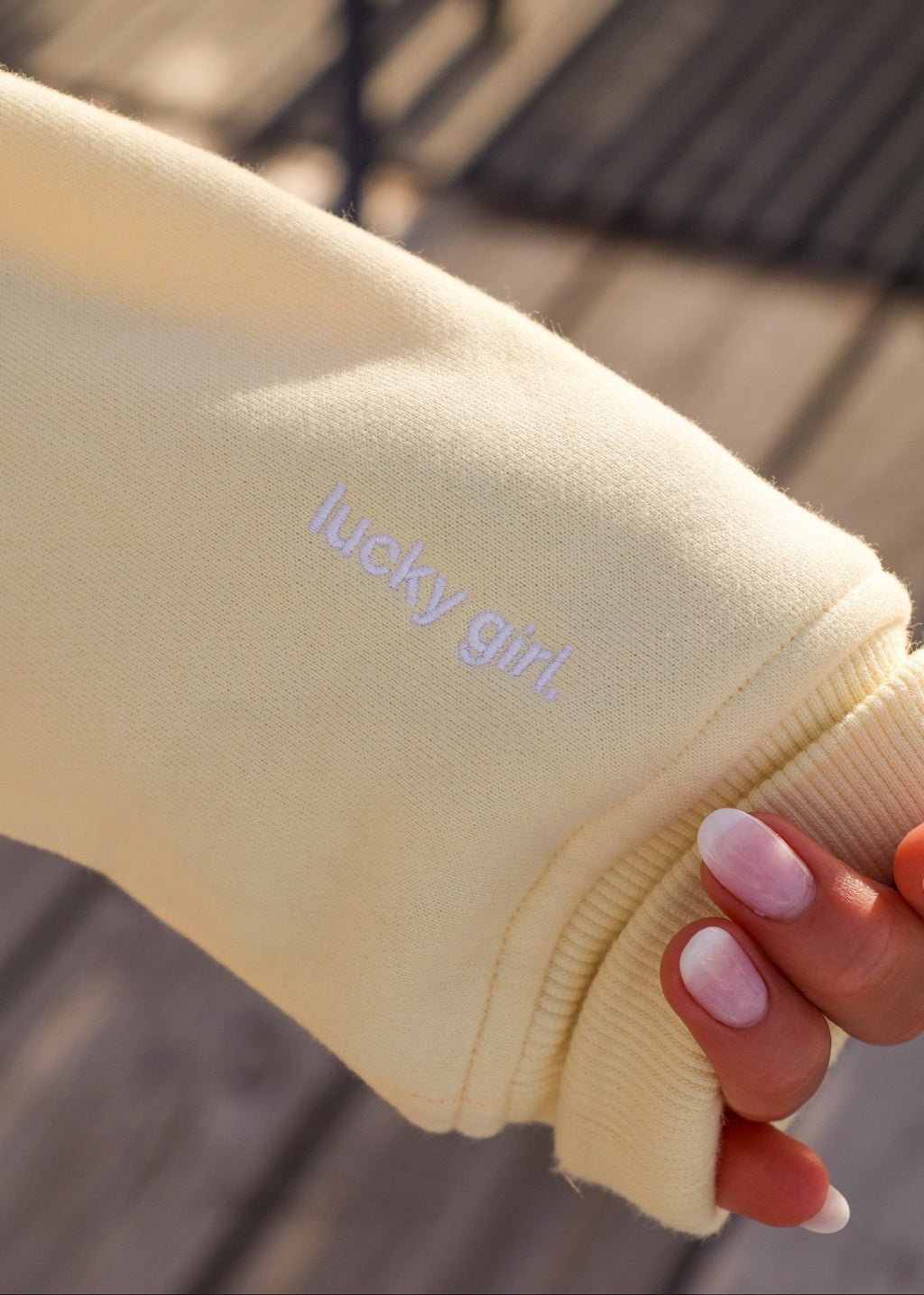 LUCKY GIRL. SWEAT ÉPAULES DÉNUDÉES (JAUNE BANANE)