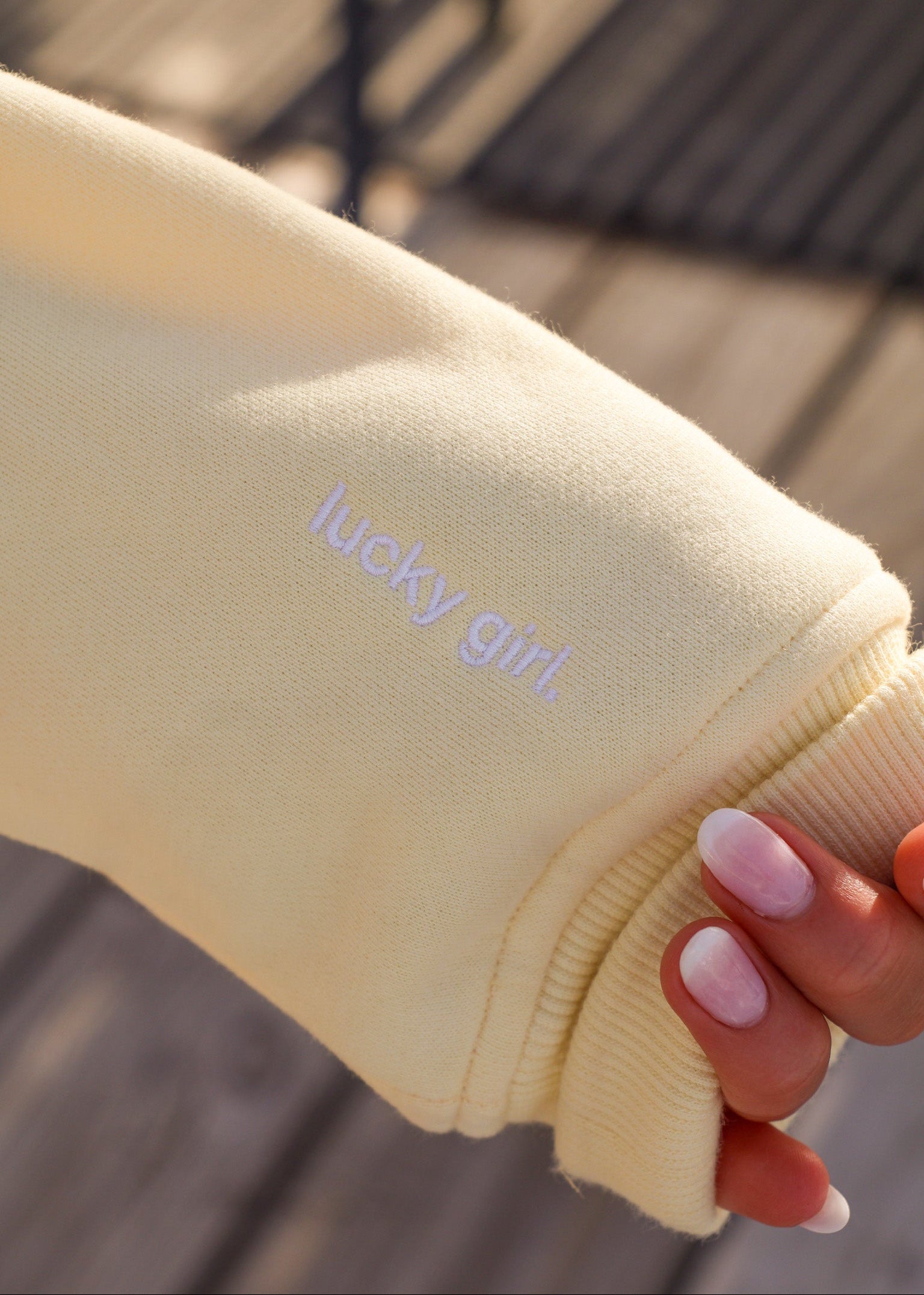 LUCKY GIRL. SWEAT ÉPAULES DÉNUDÉES (JAUNE BANANE)